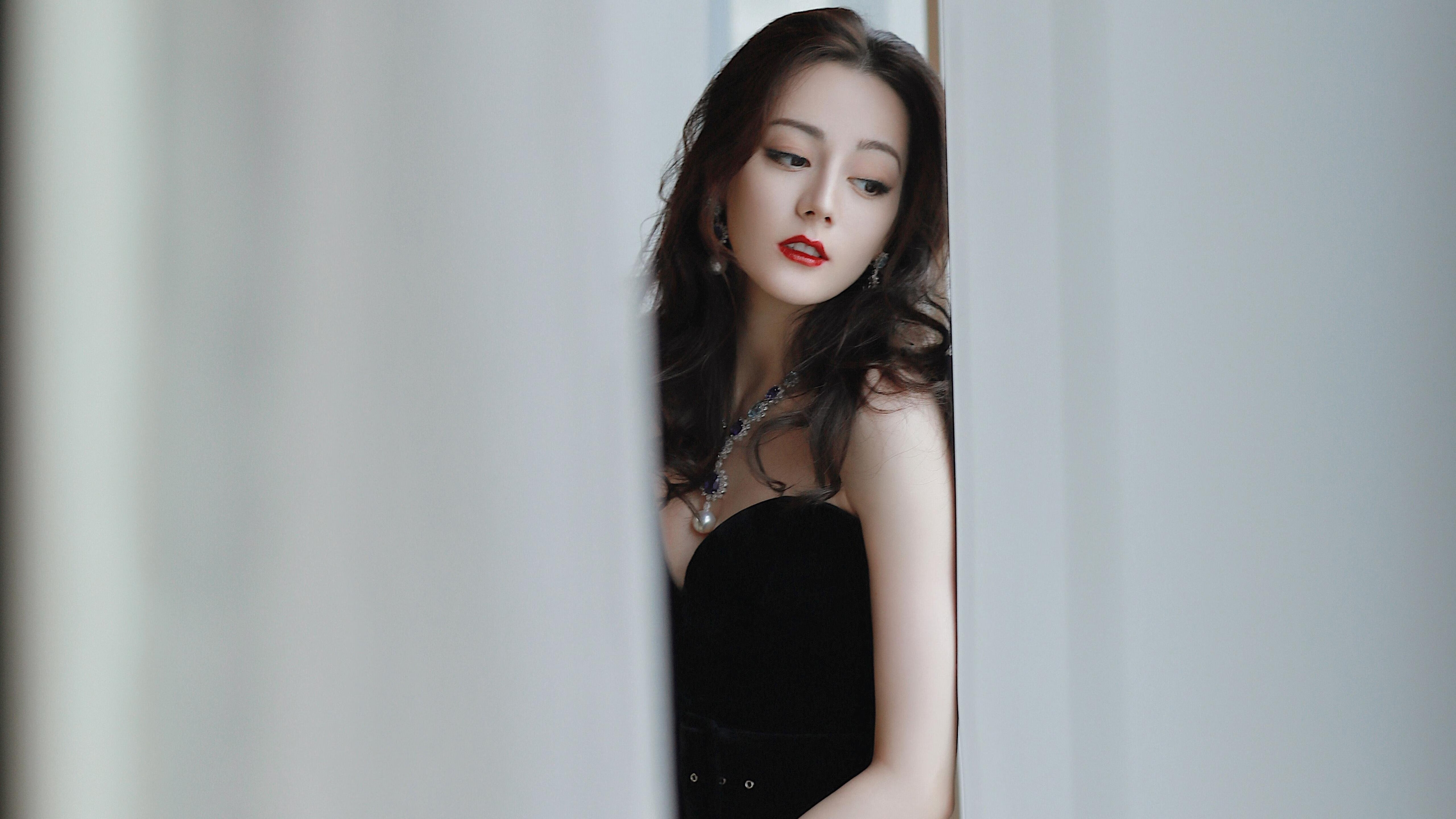 西班牙队夺得美洲杯冠军，庆祝活动持续进行，西班牙对美国热身赛