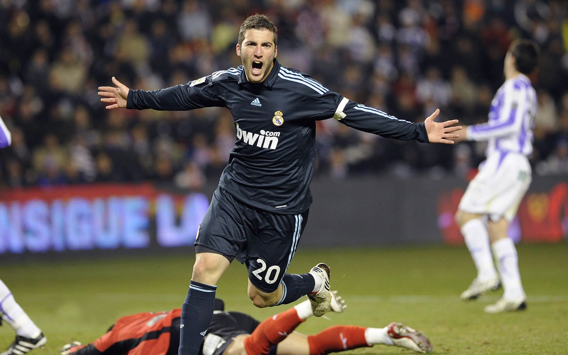 城市夜空跑，灯光点缀的运动盛会，城市夜晚灯光